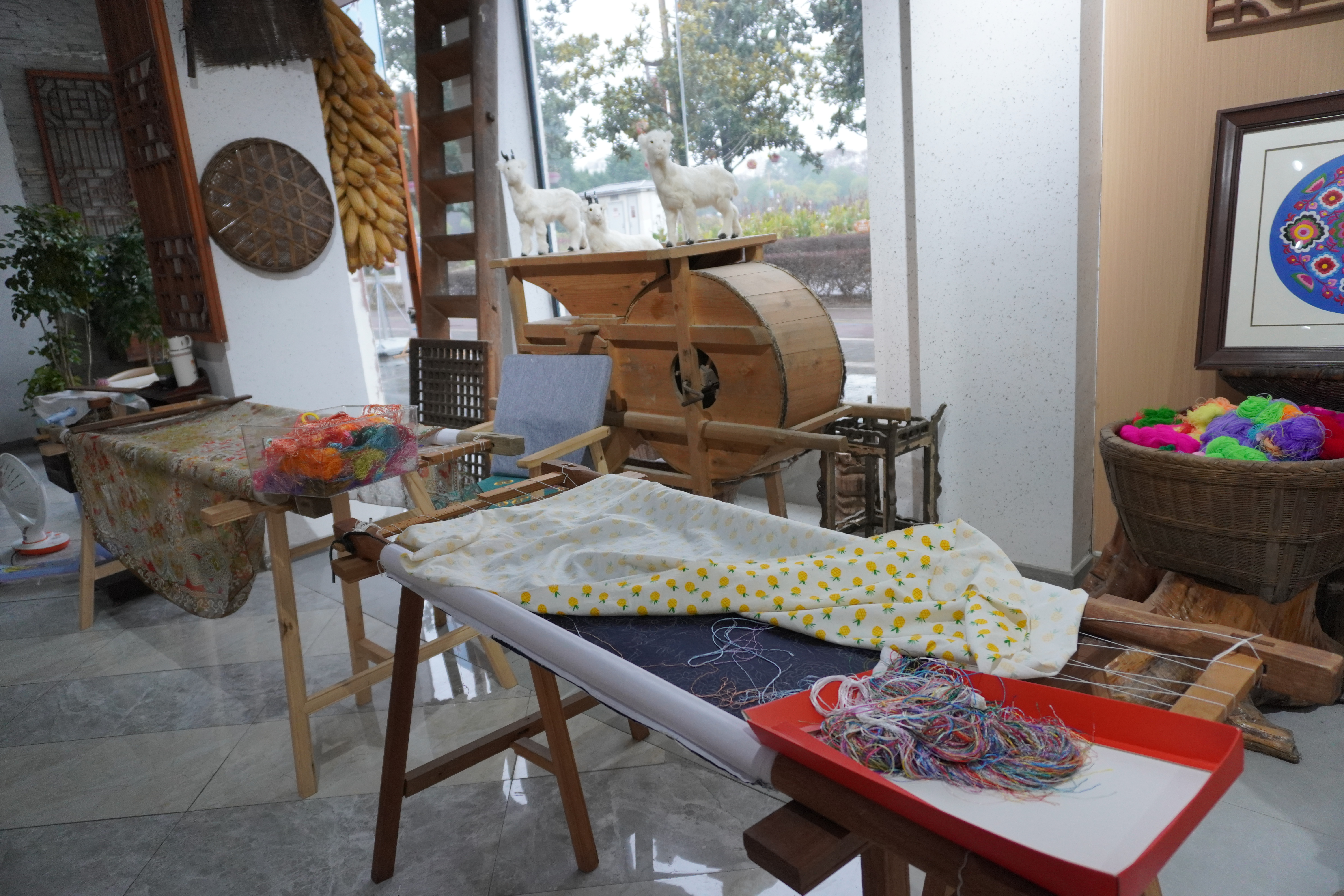 张兰在工坊学习羌绣